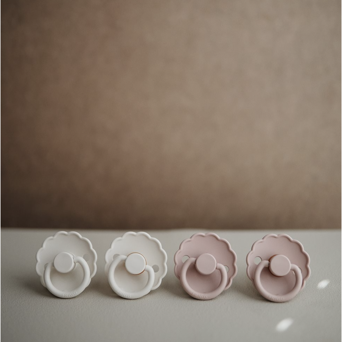 FRIGG Daisy - Round Latex čiulptukas - Baby Pink - Image 3